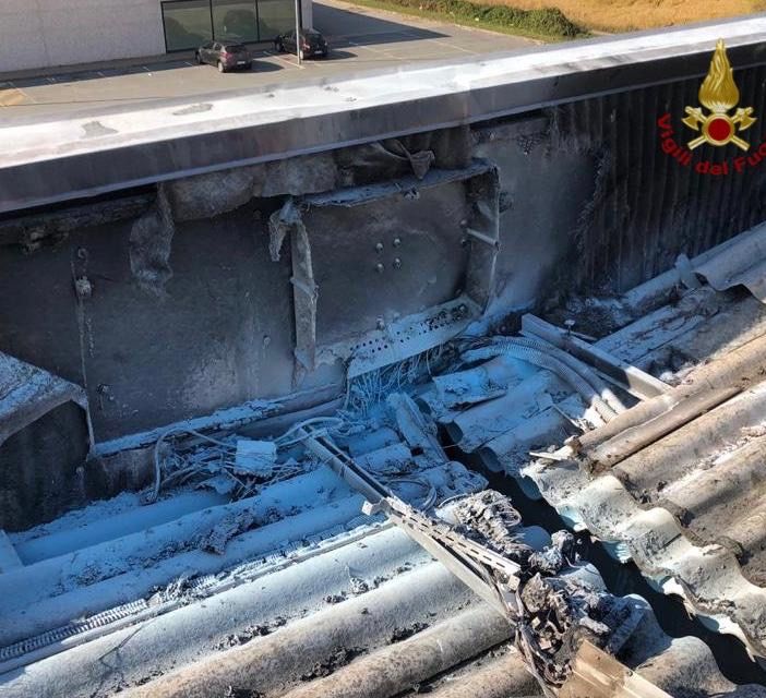 Mortara: in fiamme la centralina di un impianto fotovoltaico sul tetto di un capannone