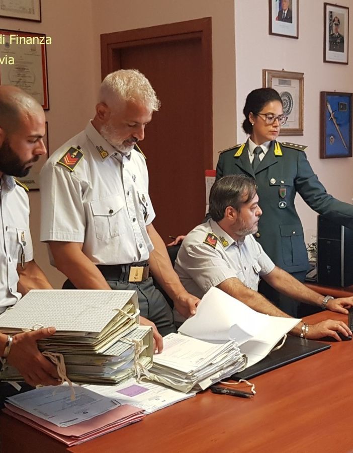 Vigevano: peculato e bancarotta fraudolenta, 5 indagati tra cui il sindaco