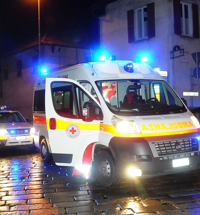 Sannazzaro: Scontro auto-moto in via Pavia, tre feriti