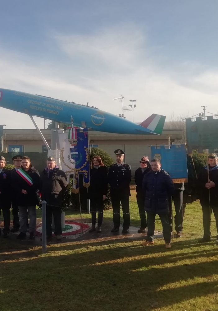 Robbio, posata la corona al monumento dell’aeronautica. Presenti tante associazioni