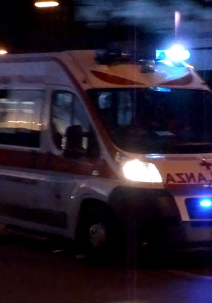 Dorno: scontro nella notte fra due auto, tre feriti in ospedale