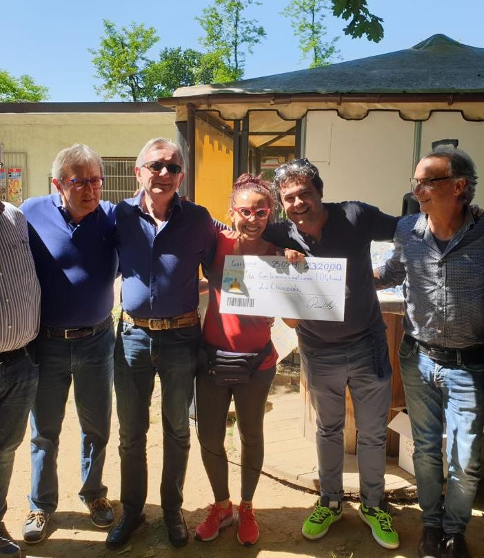 Garlasco, la band foto di gruppo ha donato una somma di denaro frutto di un concerto di beneficenza all’associazione “la Chiocciola”