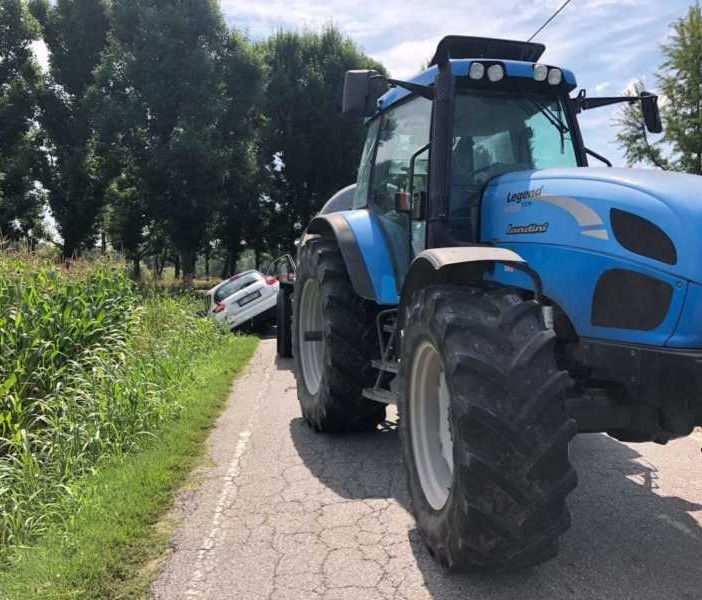 Magenta: auto finisce nel campo di granoturco in via Pietrasanta