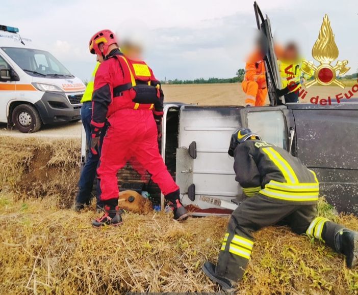 Pavese: escono di strada con l'auto sulla provinciale 110, soccorsi due uomini