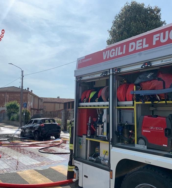 Pavese: auto alimentata a gpl prende fuoco, fiamme domate con la schiuma