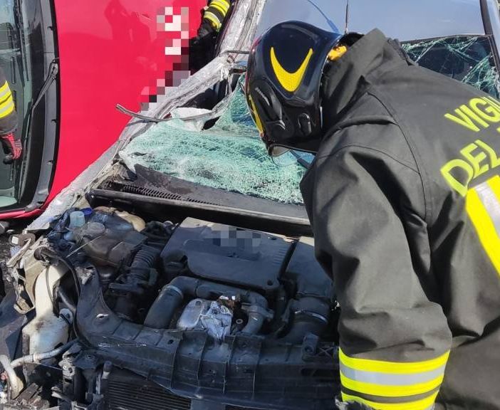 Scontro tra auto e furgone sull'autostrada Milano-Genova, soccorse 2 persone