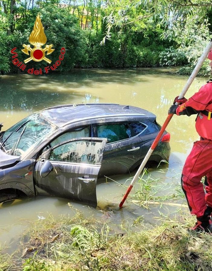 Mortara: escono di strada con l'auto e finiscono nel torrente Arbogna, soccorse 2 persone