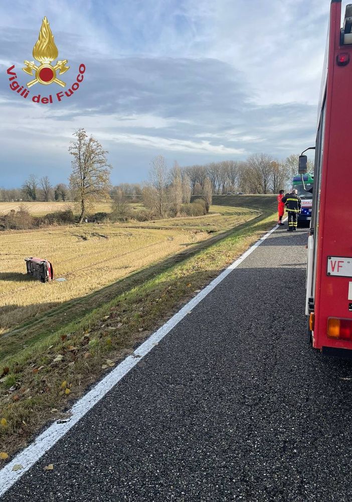 Carbonara al Ticino: esce di strada con l'auto e finisce in un campo, ferita una 24enne
