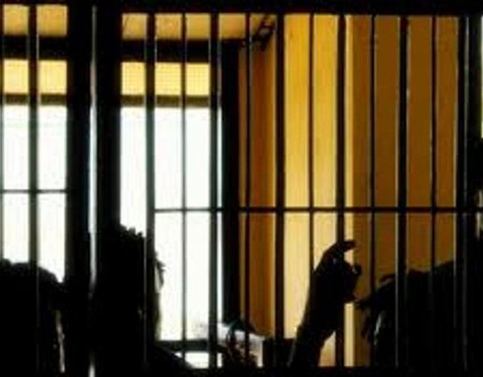 Vigevano: detenuto dà fuoco a una cella ed aggredisce quattro agenti