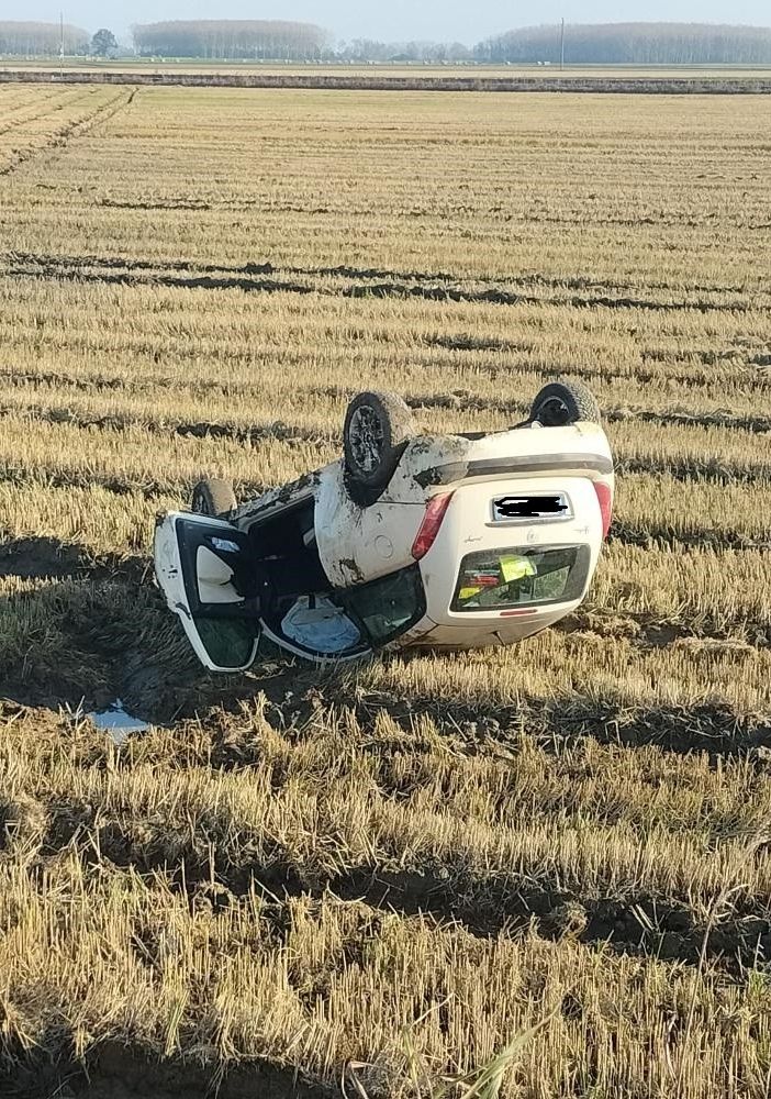 Mede: esce di strada con l'auto e si ribalta in un campo, ferita una 52enne