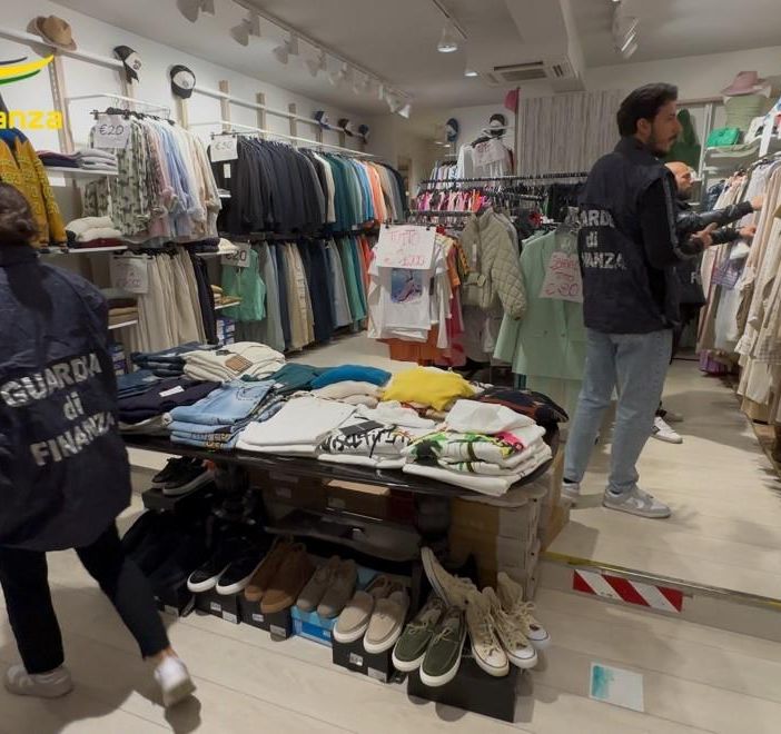 Vigevano: blitz della Guardia di Finanza, sequestrati oltre 15mila capi di abbigliamento di provenienza illecita in un negozio del centro città