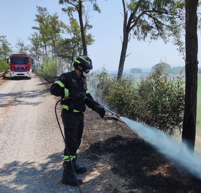 Pieve Albignola: incendio di sterpaglie sul cavalcavia dell'autostrada