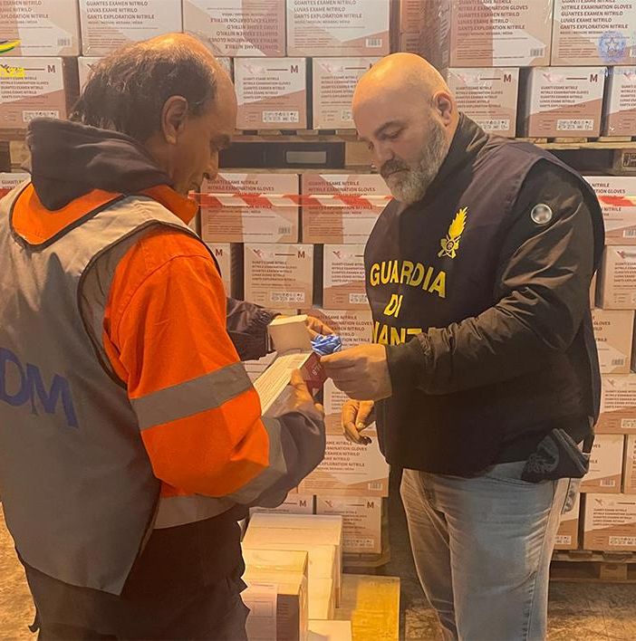 Gdf Alessandria: ingente sequestro di guanti protettivi monouso e di giocattoli pericolosi