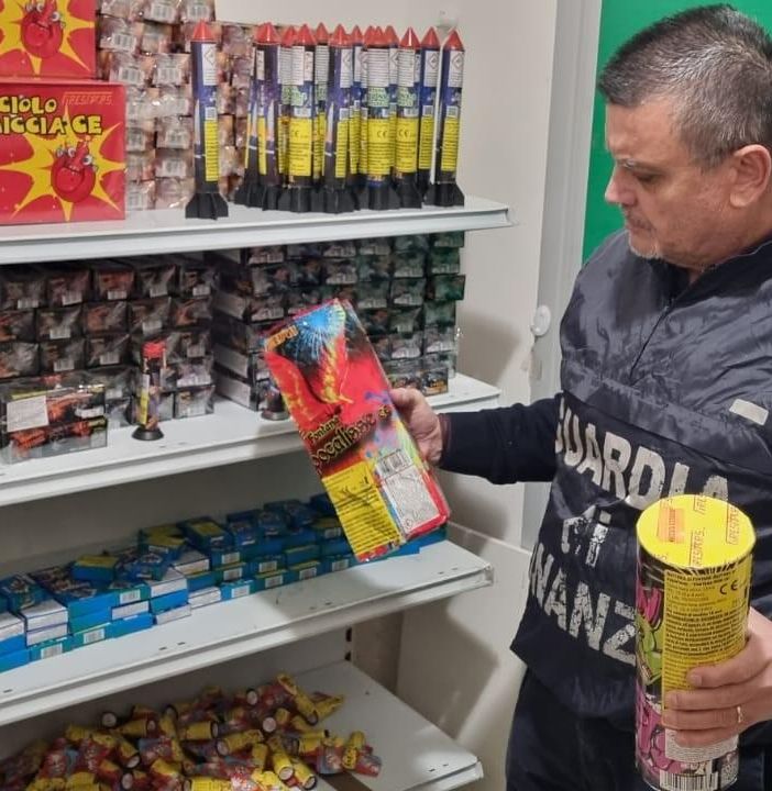 Blitz della Guardia di Finanza di Pavia, sequestrate 2 tonnellate di materiale pirotecnico custodito in modo non sicuro
