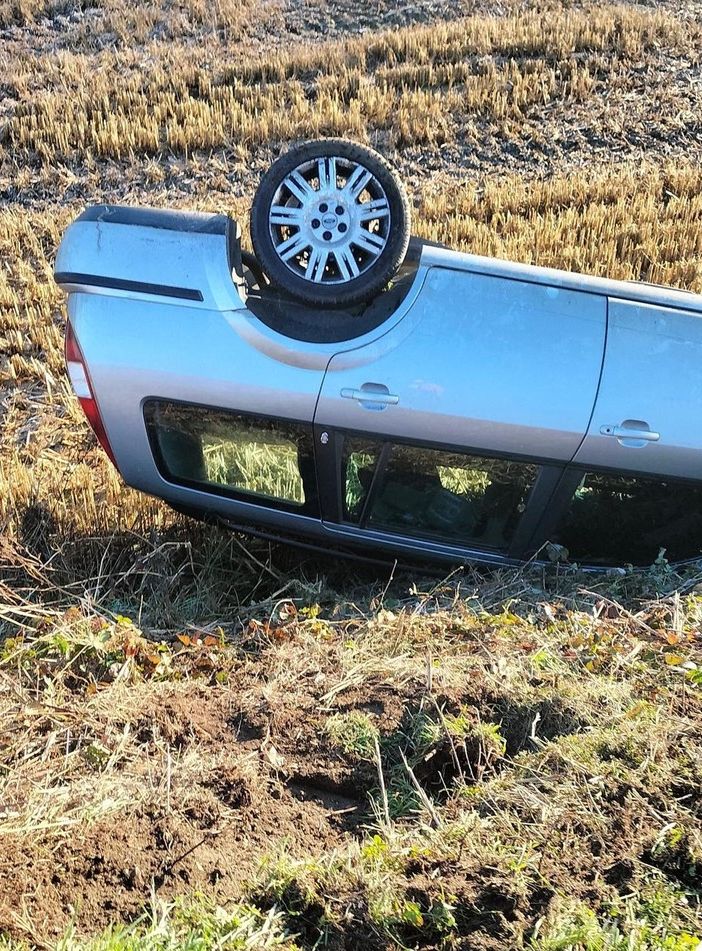 Zeme: escono di strada con l'auto sulla statale 494, soccorsi padre e figlio