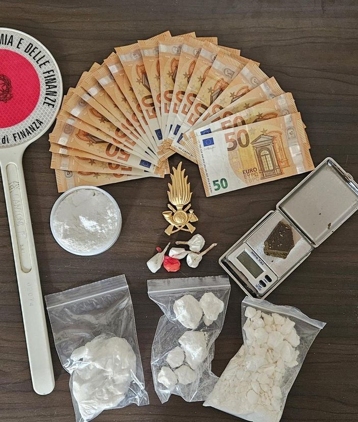 Gropello: nella sua abitazione aveva cocaina, hashish e contanti. Blitz della Guardia di Finanza