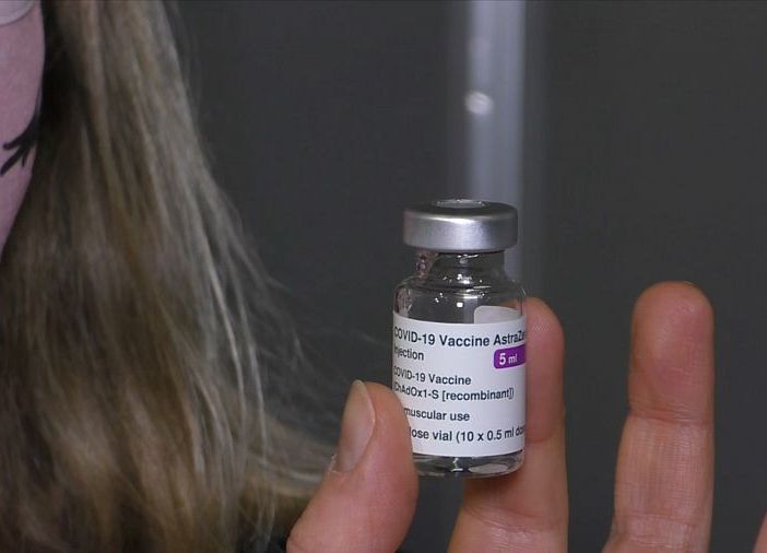 Via libera al vaccino AstraZeneca fino a 65 anni