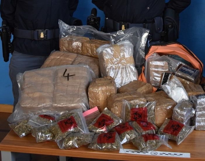 Maxi sequestro di hashish e marijuana nel Varesotto: recuperati 24 chili di droga, due persone in manette