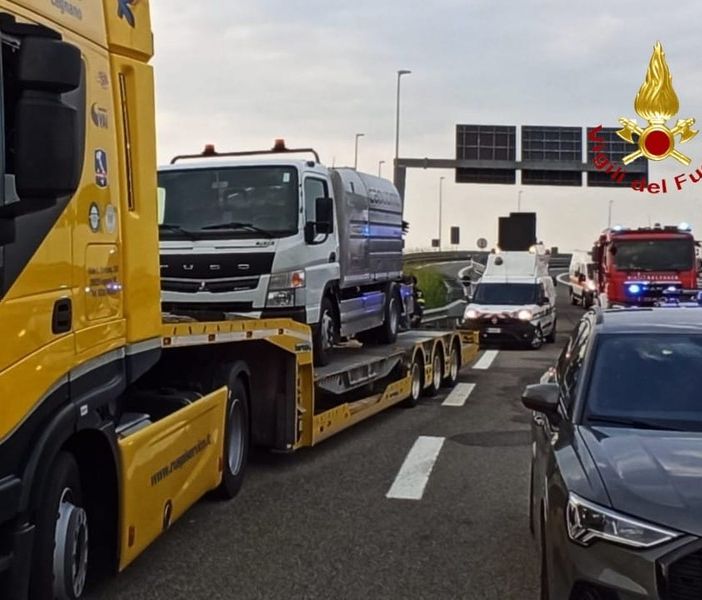 Sversamento di sostanze chimiche sulla A4, impegnativo intervento dei Vigili del fuoco