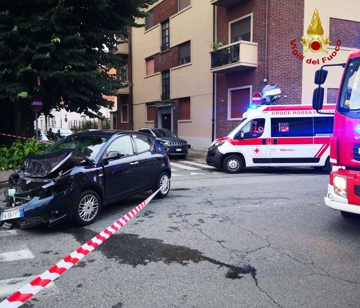 Vercelli, schianto in via Paggi: 7 mezzi danneggiati