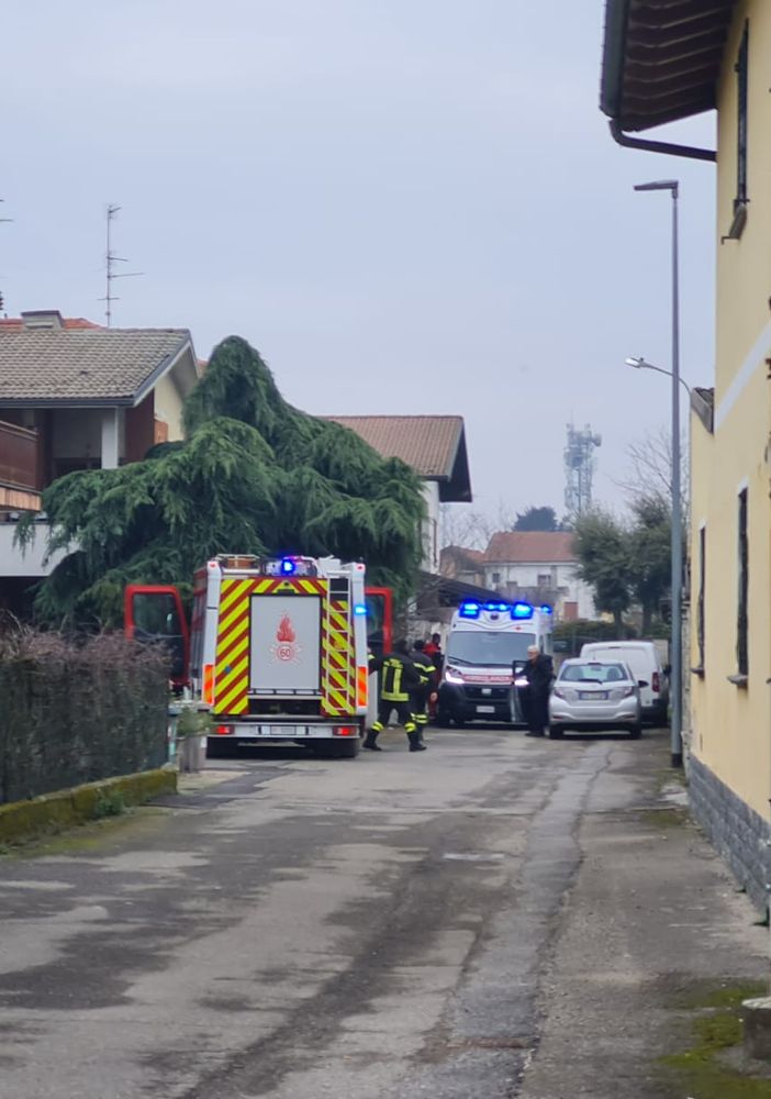 Mede: fuga di monossido per un camino intasato, soccorso 59enne