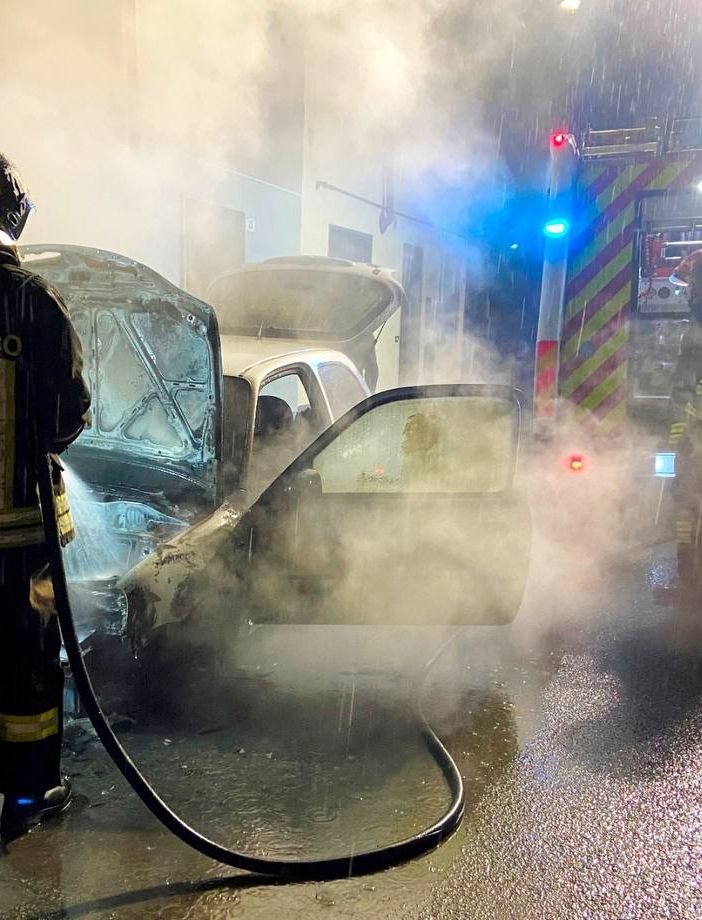 Ottobiano: incendio divora un'auto, sul posto i Vigili del fuoco