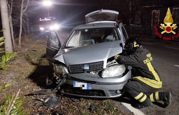 Oltrepò: esce di strada con l'auto e si schianta contro un albero, ferito un 78enne