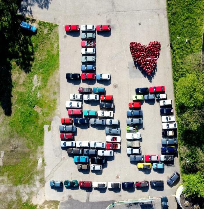 C'erano a Cerano, una performance con auto anni 80