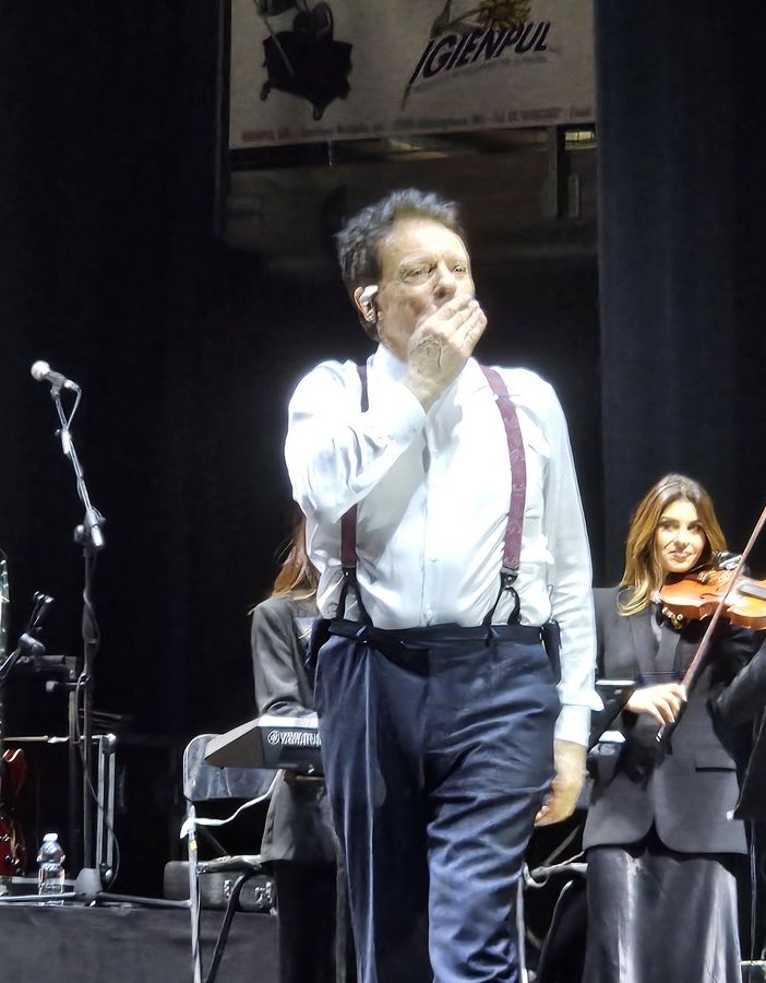 Vigevano: Massimo Ranieri incanta il PalaElachem, le immagini della serata