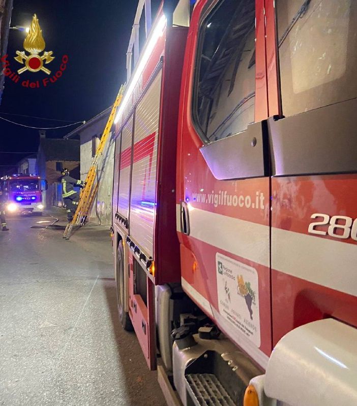 Ottobiano: va a fuoco il tetto di un'abitazione, oltre 3 ore per domare le fiamme