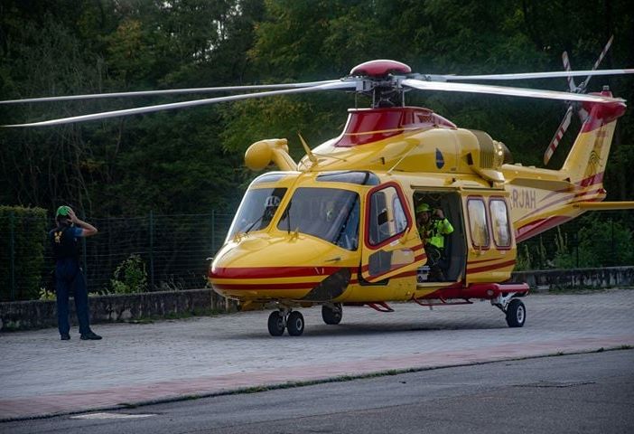 Petardo gli esplode in mano: quindicenne di Luino rischia l'amputazione