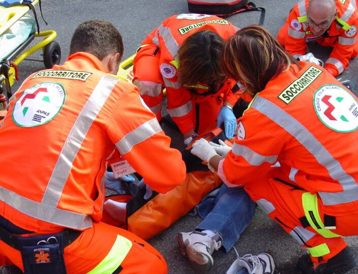 Scontro tra auto nel Pavese, tre donne ferite