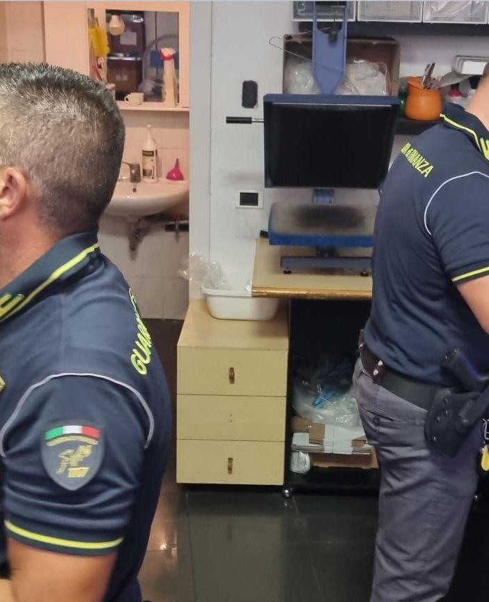 Pavia: scoperta stamperia clandestina di marchi contraffatti, sequestrati oltre 45mila pezzi