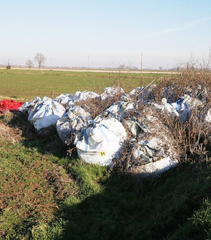 Pieve del Cairo: ancora presenti da oltre un anno i sacchi contenenti lo sversamento di un camion