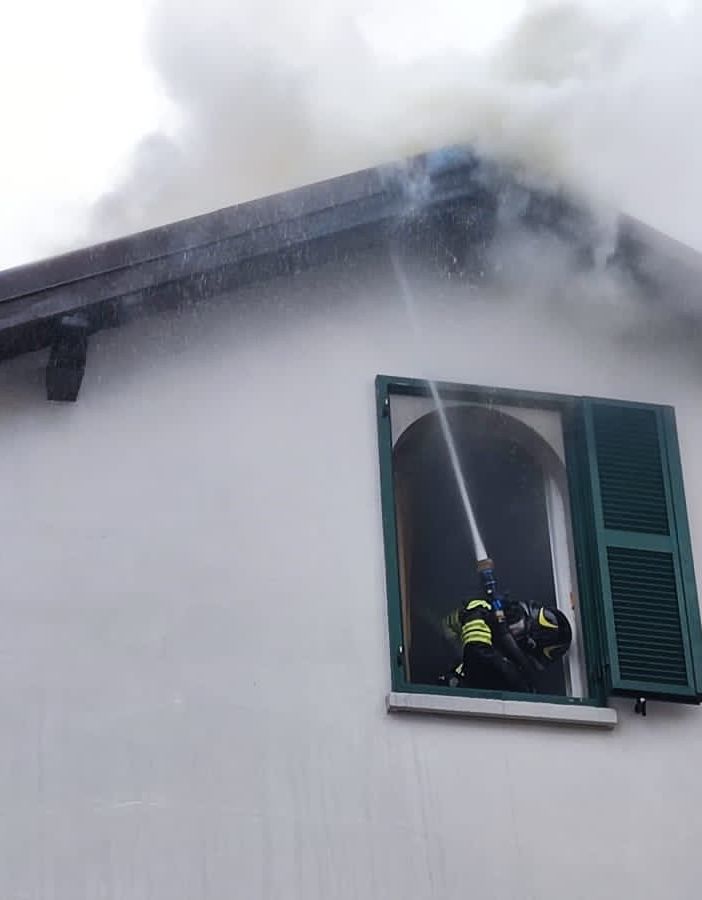 Tetto di una villetta in fiamme a Pavia, sul posto i Vigili del fuoco