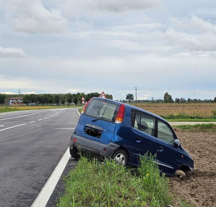 Pieve del Cairo: esce di strada con l'auto, ferito un 76enne