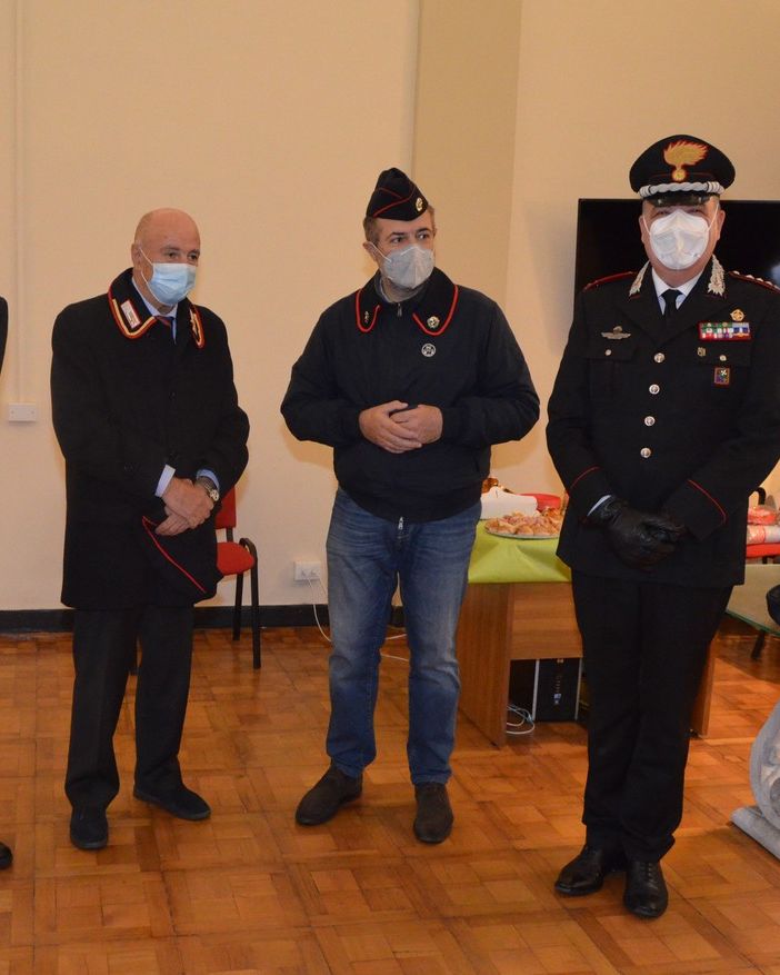 Pavia: i Carabinieri consegnano la tessera dell'associazione nazionale all'infettivologo Bruno per la lotta al Covid-19