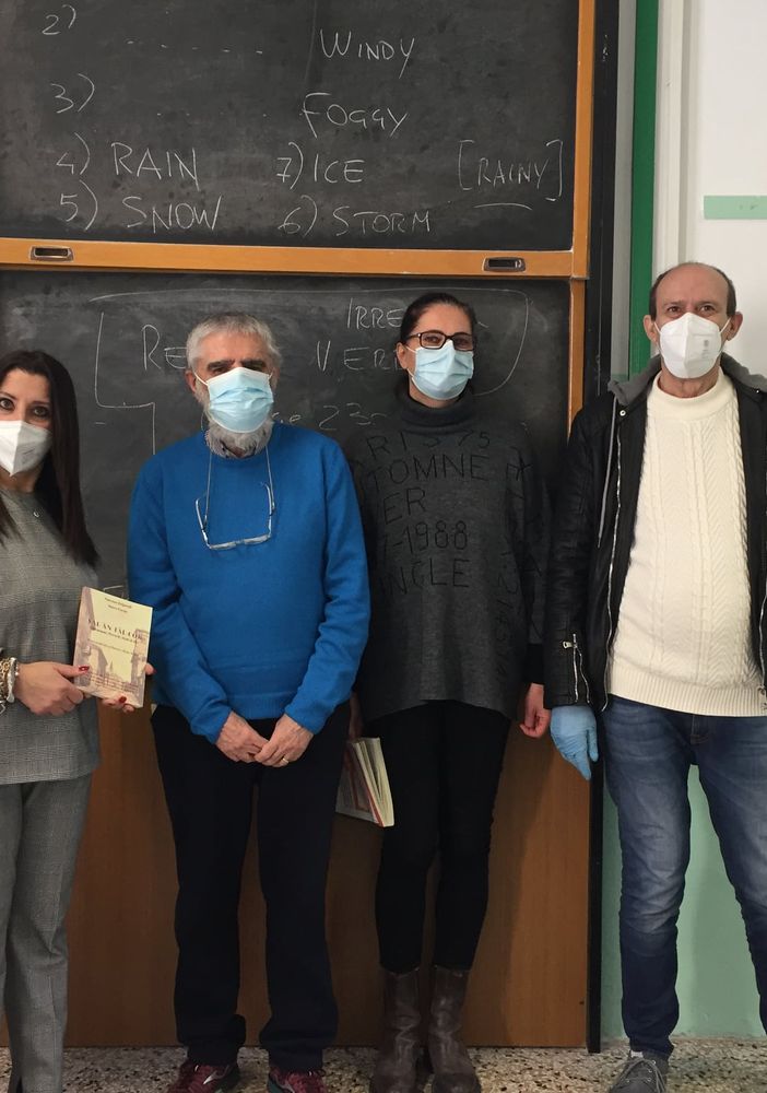 Valle Lomellina: gli autori “di Val ân tâl cör” omaggiano gli studenti delle scuole con una copia del libro