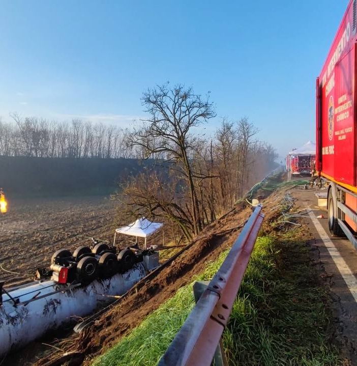 Pieve Albignola, autocisterna ribaltata sulla provinciale 193 bis: proseguono le operazioni di messa in sicurezza. Strada ancora chiusa al traffico