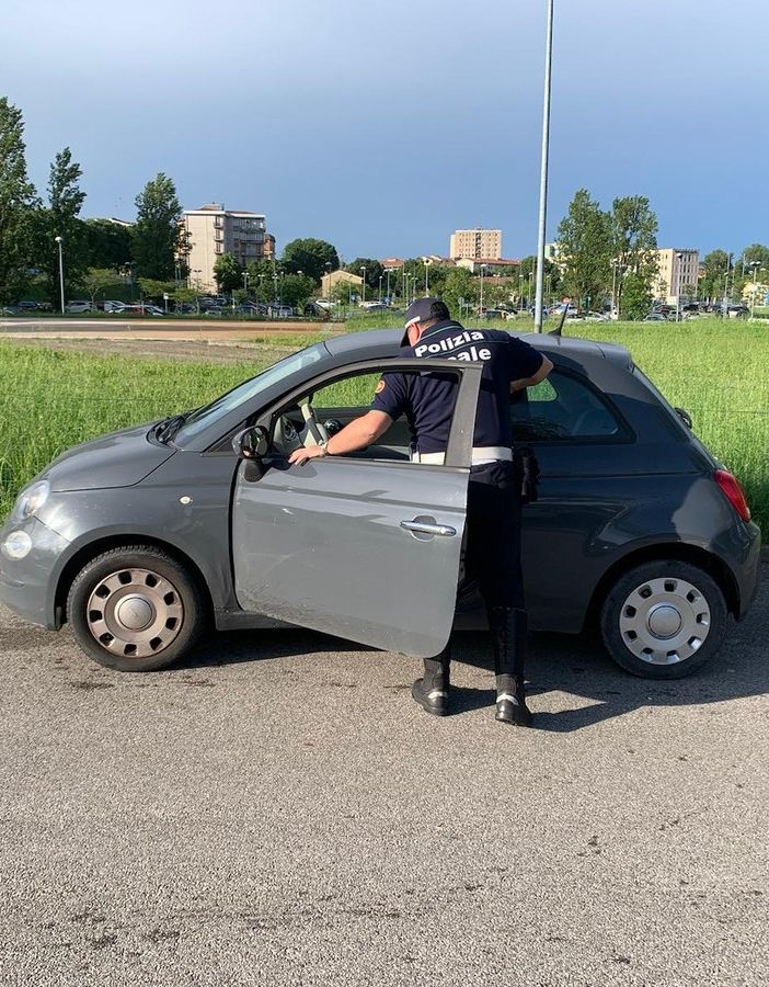 Auto abbandonata a Mantova: era stata rubata a Pavia. Restituita al proprietario