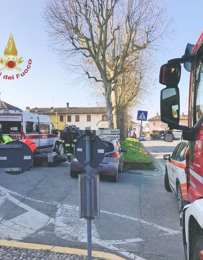 Bereguardo: scontro auto-moto in piazza Marconi, feriti una 33enne e un 57enne