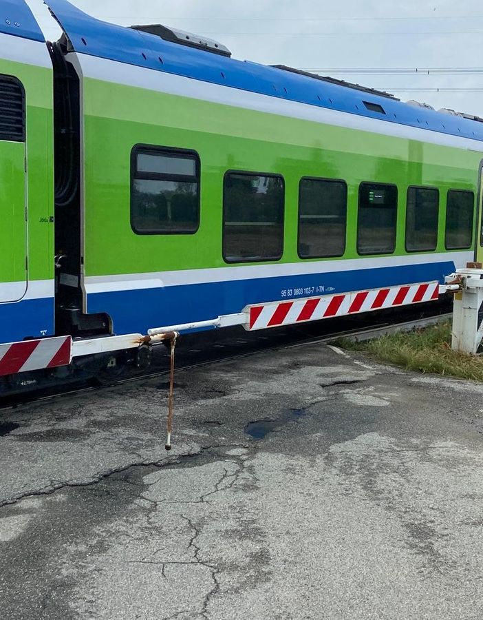 Mede: veicolo finisce contro le sbarre del passaggio a livello, sul posto i carabinieri. Leggeri ritardi alla circolazione ferroviaria