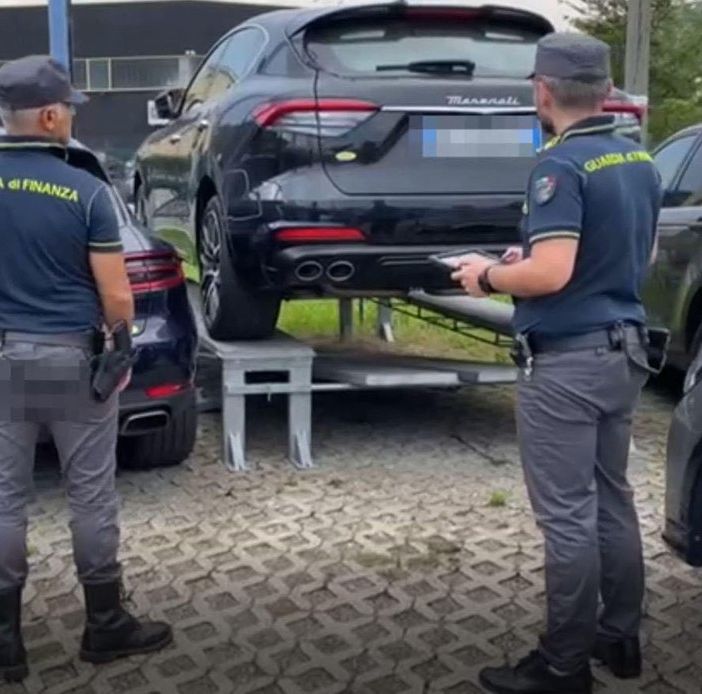 Truffa nel commercio delle auto di lusso, due arresti e oltre 7 milioni di euro sequestrati