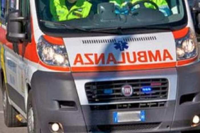 Auto contro un palo: un uomo in codice rosso