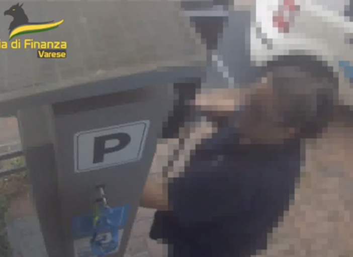 VIDEO. Manometteva i parcometri e incassava i soldi, dipendente infedele di una municipalizzata di Busto arrestata dalla Finanza