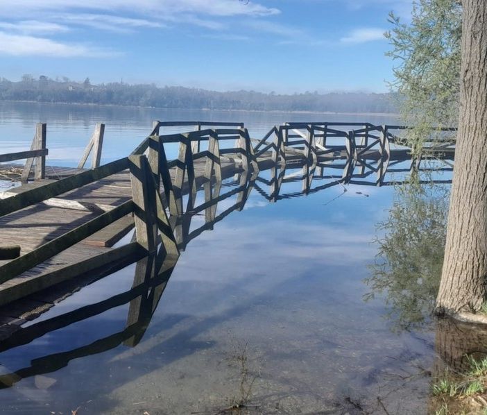 La passerella in legno del lungolago di Gavirate distrutta dal maltempo