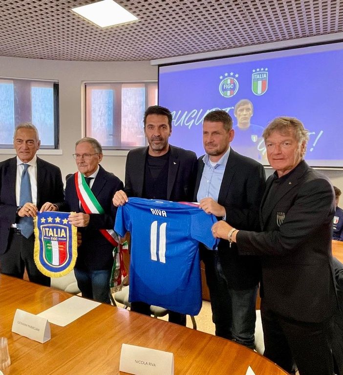 Festeggiamenti in onore di Gigi Riva stamattina presso il Comune di Leggiuno
