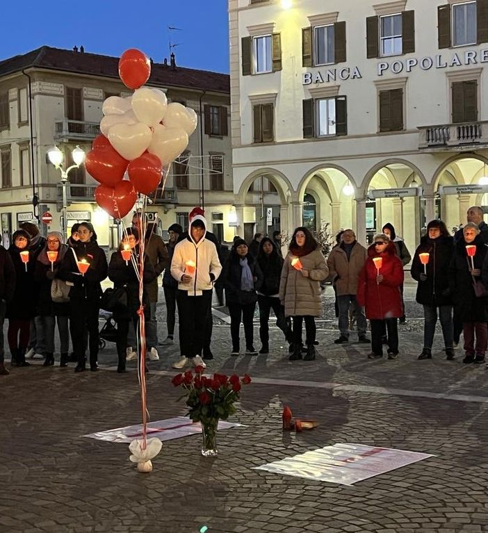 Fiaccolata a Trecate per la giornata internazionale contro la violenza sulle donne. Le immagini