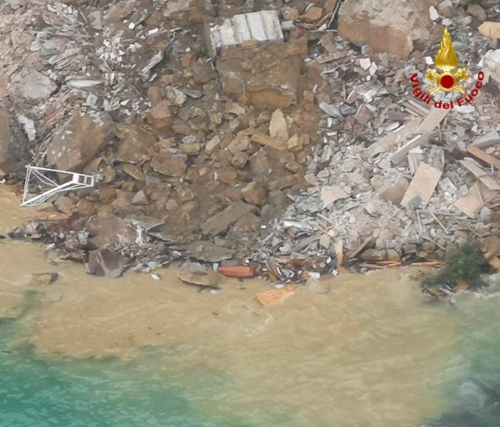 FOTO. Frana il cimitero di Camogli. Duecento bare finiscono in mare