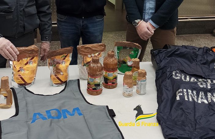 Malpensa, in valigia con la &quot;coca da bere&quot;. La Finanza sequestra sette chili di droga: due arresti